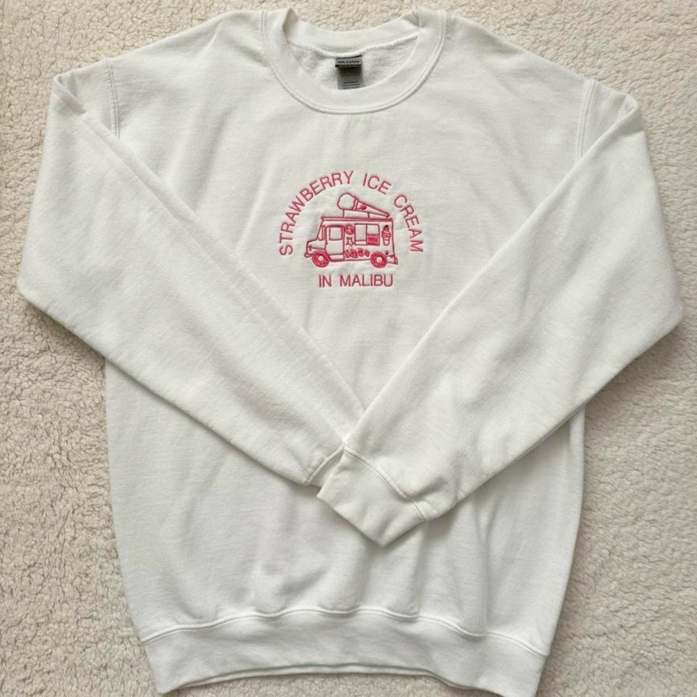 olivia rodrigo deja vu strawberry ice cream in malibu white sweatshirt🍓🍦✨